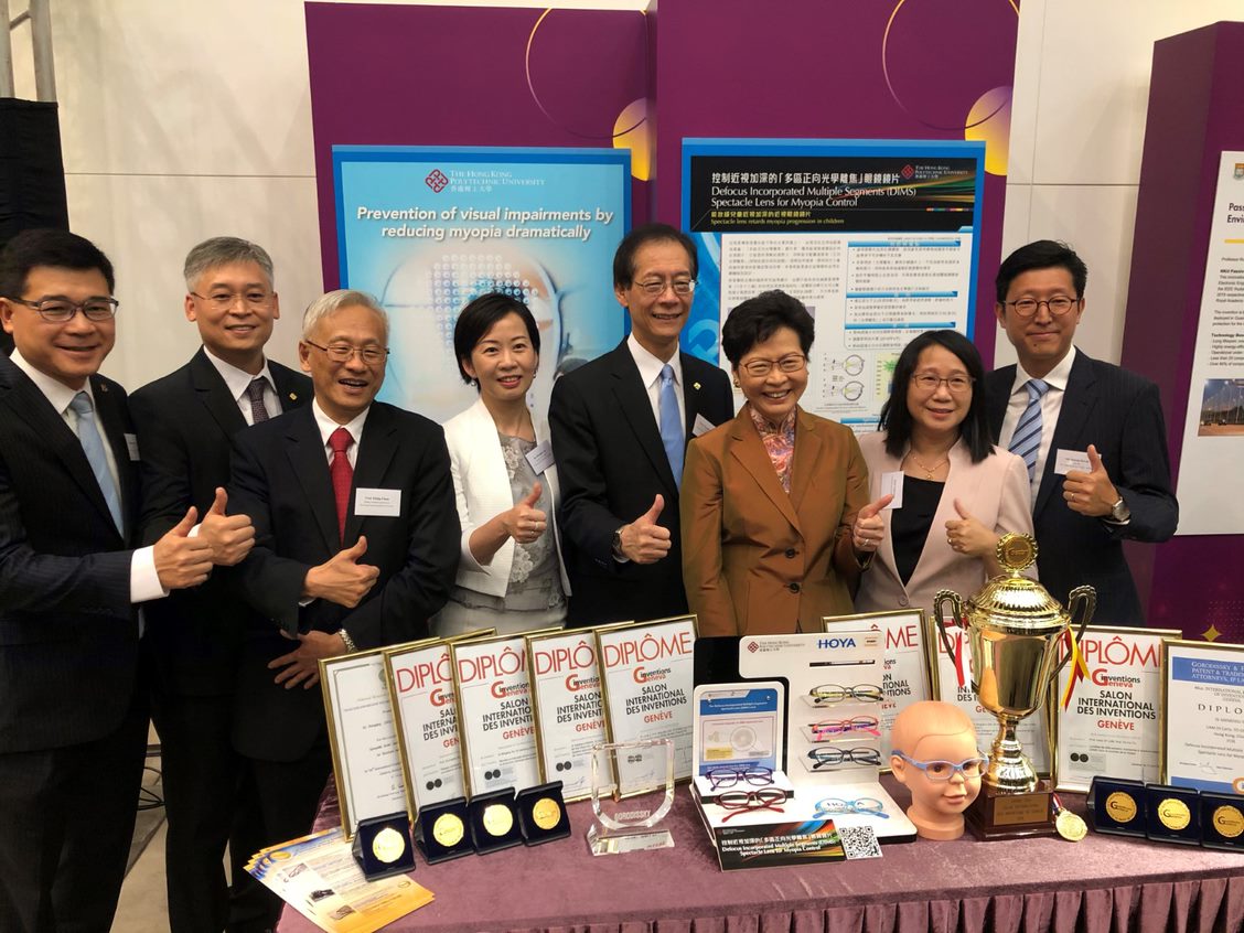 團隊於「香港發明 揚威海外」慶祝酒會中，向行政長官林鄭月娥講解 DIMS 鏡片的設計意念。