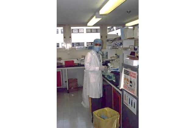 Lo working in a laboratory when studying for his doctorate. As his cells contain male chromosomes, he had to wrap himself carefully to avoid polluting the test samples
