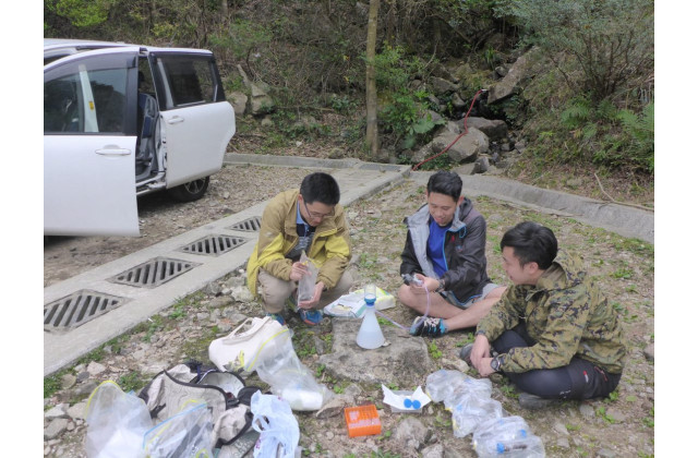 Professors Liu LIN, Yik Hei Sung and students processing eDNA samples.